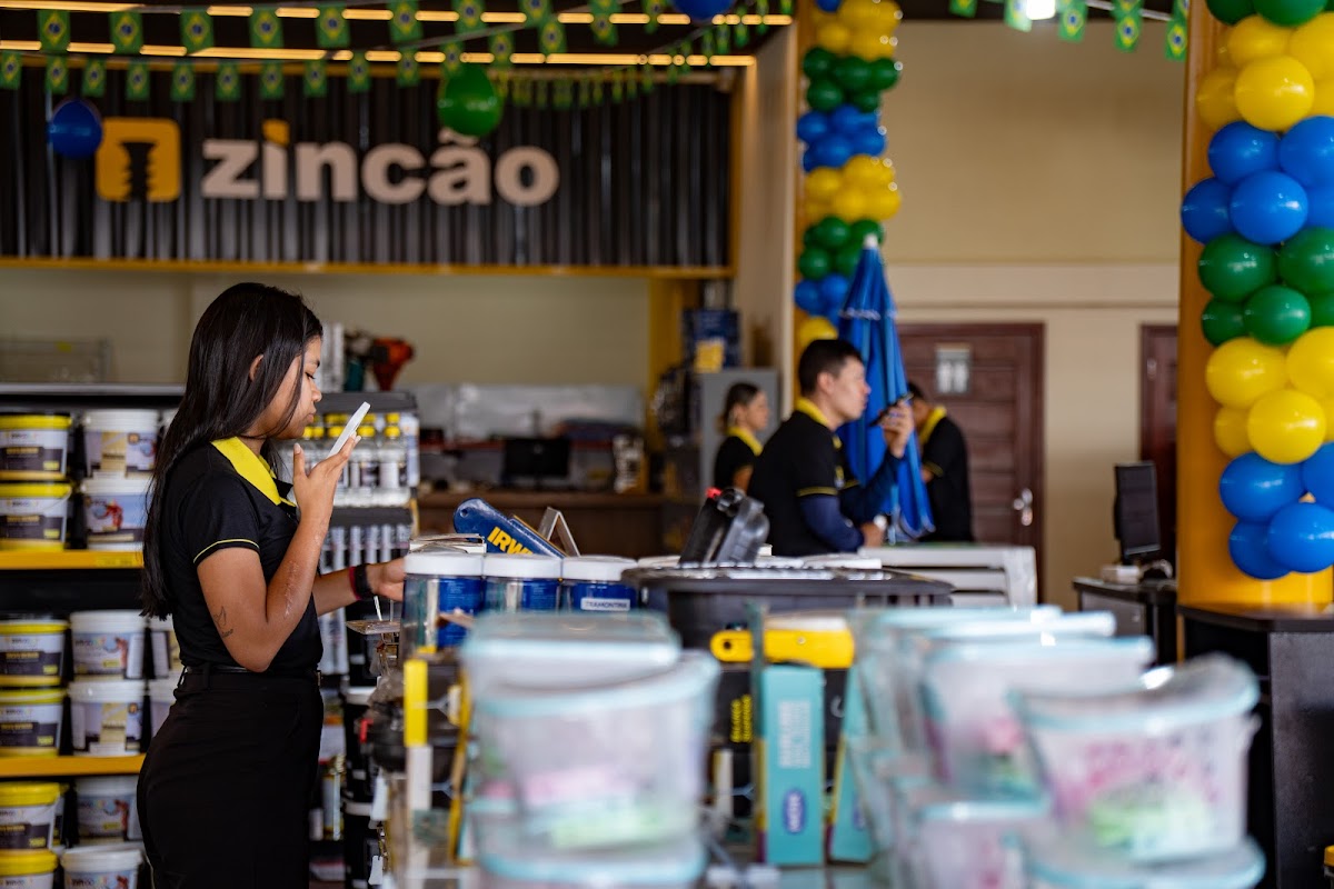 Vendedores da Zincão atendendo no balcão